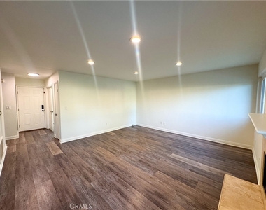9952 Independence Avenue - Photo Thumbnail 16