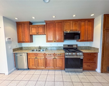 9952 Independence Avenue - Photo Thumbnail 11