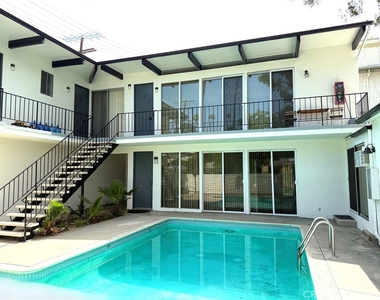 13223 Moorpark Street - Photo Thumbnail 12