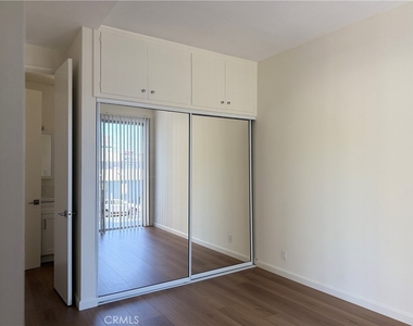 13223 Moorpark Street - Photo Thumbnail 5