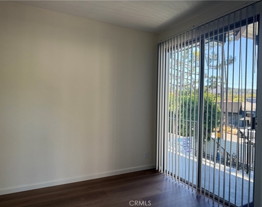 13223 Moorpark Street - Photo Thumbnail 3