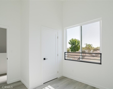9707 Willis Avenue - Photo Thumbnail 27