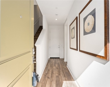 651 S Lyon Street - Photo Thumbnail 2