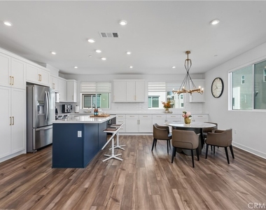 651 S Lyon Street - Photo Thumbnail 8