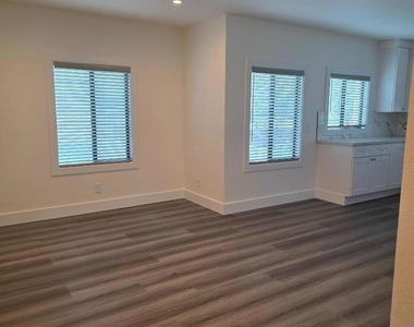 761 Lighthouse Avenue - Photo Thumbnail 8