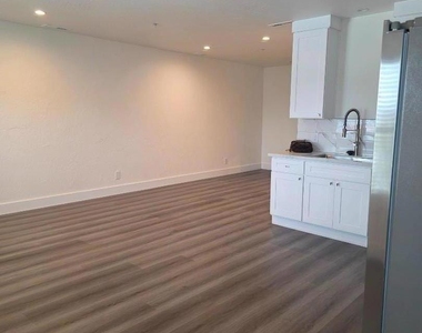 761 Lighthouse Avenue - Photo Thumbnail 18