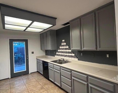 1035 Arbor Drive - Photo Thumbnail 2
