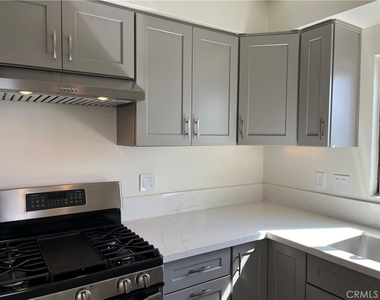 1521 W Glenoaks Boulevard - Photo Thumbnail 5
