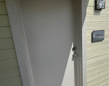 1521 W Glenoaks Boulevard - Photo Thumbnail 2