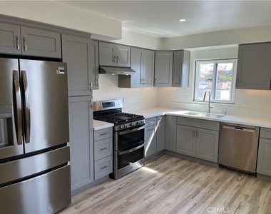 1521 W Glenoaks Boulevard - Photo Thumbnail 3