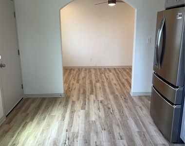 1521 W Glenoaks Boulevard - Photo Thumbnail 10