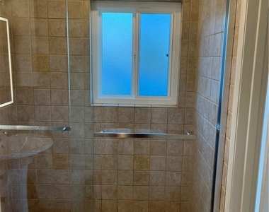 1521 W Glenoaks Boulevard - Photo Thumbnail 11