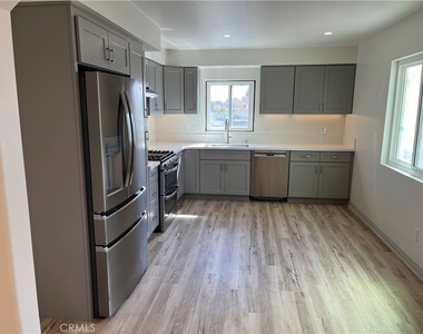 1521 W Glenoaks Boulevard - Photo Thumbnail 8