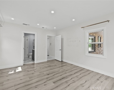 1134 Graynold Avenue - Photo Thumbnail 23