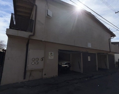 911 N Vineyard Avenue - Photo Thumbnail 5