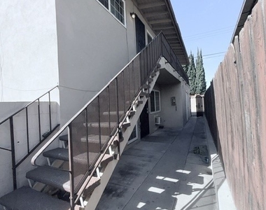 911 N Vineyard Avenue - Photo Thumbnail 4