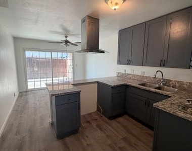 911 N Vineyard Avenue - Photo Thumbnail 2