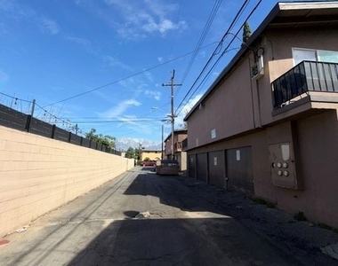 911 N Vineyard Avenue - Photo Thumbnail 6