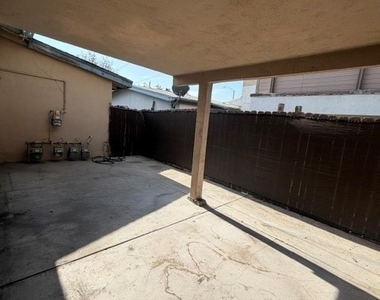 911 N Vineyard Avenue - Photo Thumbnail 9