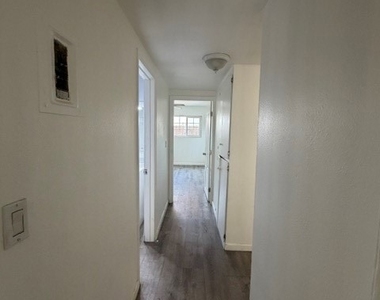 911 N Vineyard Avenue - Photo Thumbnail 7