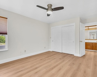 5650 Edgeview Dr - Photo Thumbnail 9