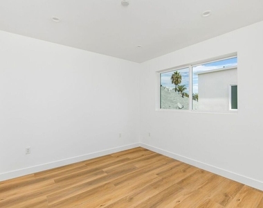 4303 Tujunga Avenue - Photo Thumbnail 16
