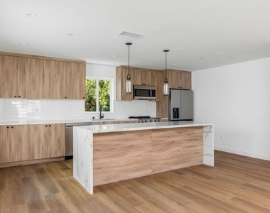 4303 Tujunga Avenue - Photo Thumbnail 6