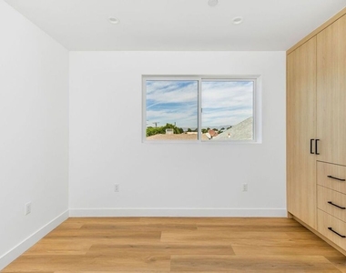 4303 Tujunga Avenue - Photo Thumbnail 20