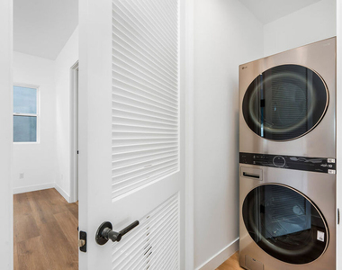 10819 Morrison Street - Photo Thumbnail 6
