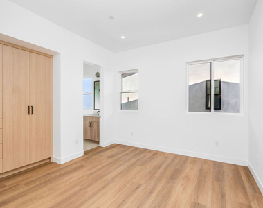 10819 Morrison Street - Photo Thumbnail 2