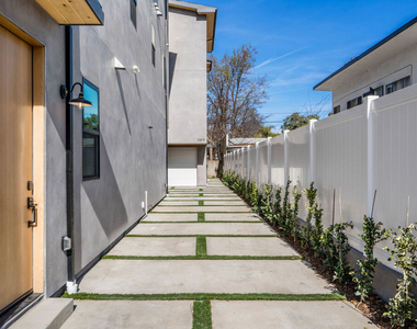 10819 Morrison Street - Photo Thumbnail 1