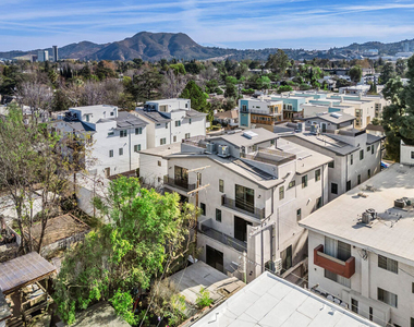 10819 Morrison Street - Photo Thumbnail 9