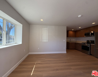 7038 Alcove Avenue - Photo Thumbnail 5