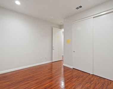 13225 Victory Boulevard - Photo Thumbnail 18