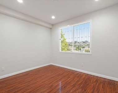 13225 Victory Boulevard - Photo Thumbnail 5