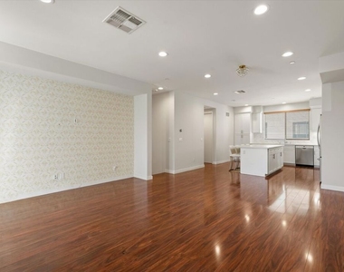 13225 Victory Boulevard - Photo Thumbnail 12