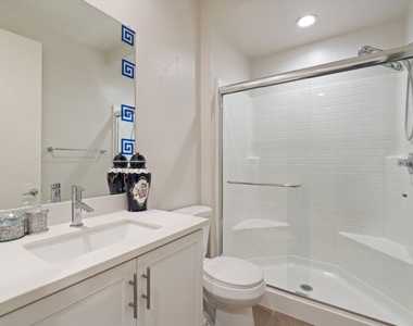 13225 Victory Boulevard - Photo Thumbnail 6