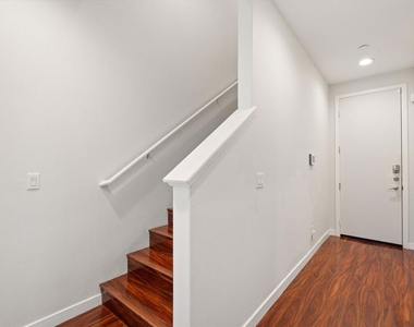 13225 Victory Boulevard - Photo Thumbnail 3