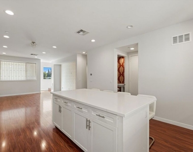 13225 Victory Boulevard - Photo Thumbnail 10