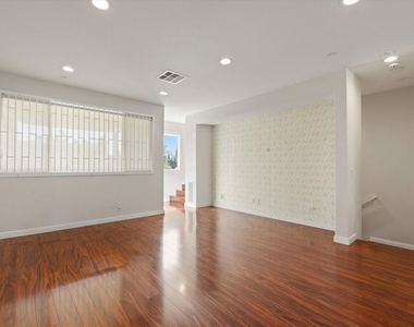 13225 Victory Boulevard - Photo Thumbnail 11