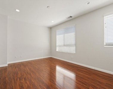 13225 Victory Boulevard - Photo Thumbnail 19