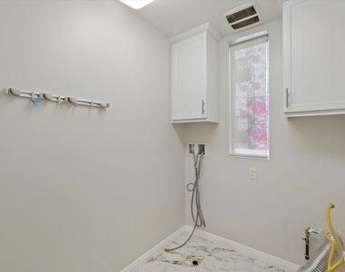 13225 Victory Boulevard - Photo Thumbnail 14