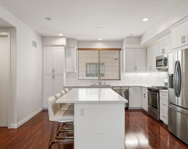 13225 Victory Boulevard - Photo Thumbnail 9