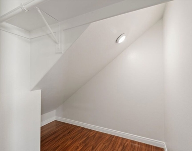 13225 Victory Boulevard - Photo Thumbnail 25
