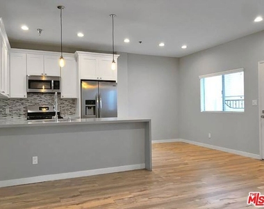 10560 Santa Monica - Photo Thumbnail 2