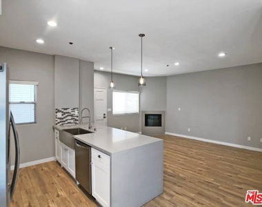 10560 Santa Monica - Photo Thumbnail 3