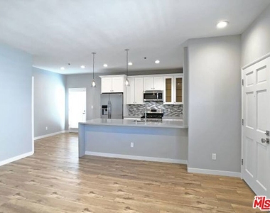 10560 Santa Monica - Photo Thumbnail 4