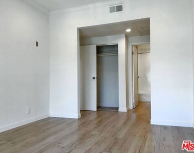 301 S Swall Drive - Photo Thumbnail 11