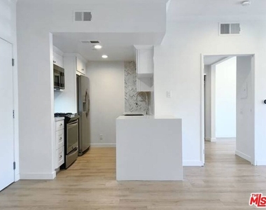 301 S Swall Drive - Photo Thumbnail 10