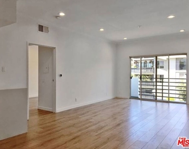 301 S Swall Drive - Photo Thumbnail 8